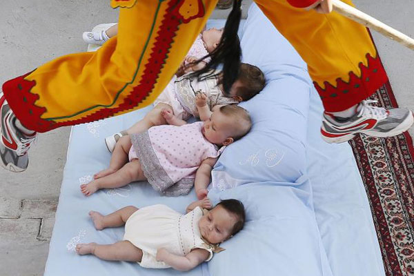 مهرجان القفز فوق الاطفال في إسبانيا