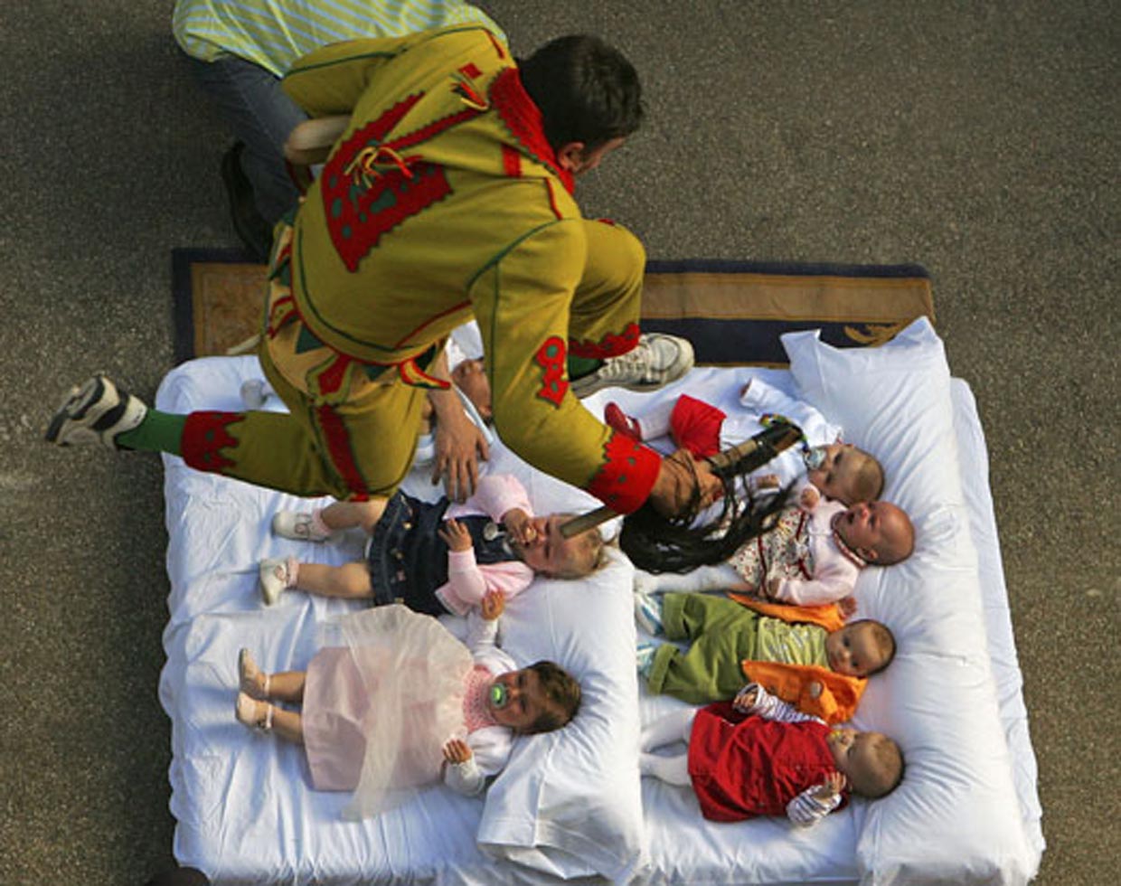 مهرجان القفز فوق الاطفال في إسبانيا